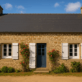 Maison bretonne en pierre avec toit en ardoise typique de Bretagne